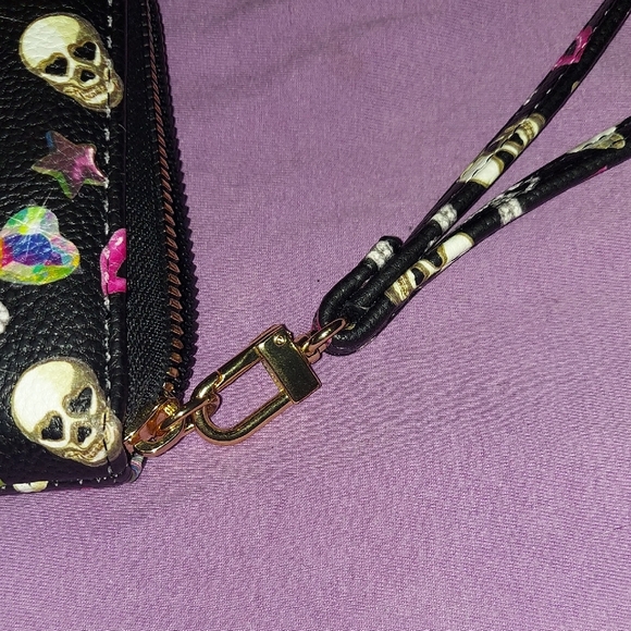 Betsey Johnson Skull &Lip & Bow Print. Full Size Zipper Wallet & Wrist Strap - Picture 7 of 12